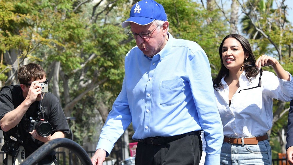 Susanne Ljung Avslöjar: Hur Slappa Byxor Kan Revolutionera Amerikansk Politik! Bernie Sanders och Alexandra Ocasio-Cortez.