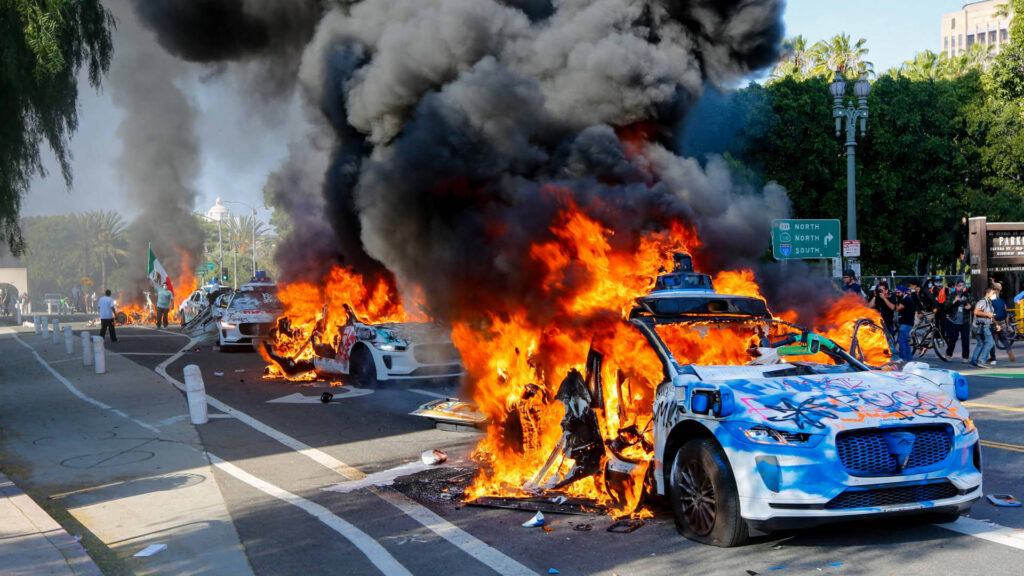 Bilder visar hur Waymo-bilar står i lågor under Los Angeles-demonstrationerna – Företaget stoppar nu sin service i stadskärnan!