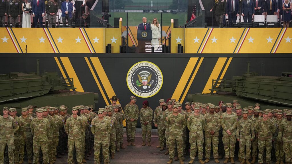 Trump får äntligen sin efterlängtade militärparad medan protester bryter ut över hela landet