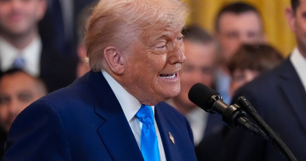 Trump hotar mobiltelefontillverkare med straffavgifter