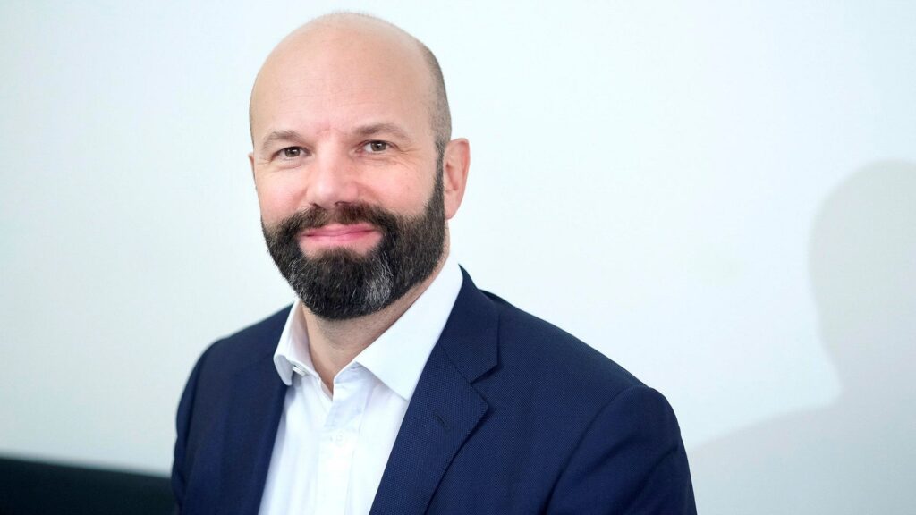 Konflikt kring arbetarpensionen: “Ett hot mot systemets fundament ”Vi riskerar att dra igång en haltande debatt där politikens populism får gå före systemets långsiktighet”, säger Mattias Dahl, vice ordförande på Svenskt Näringsliv.