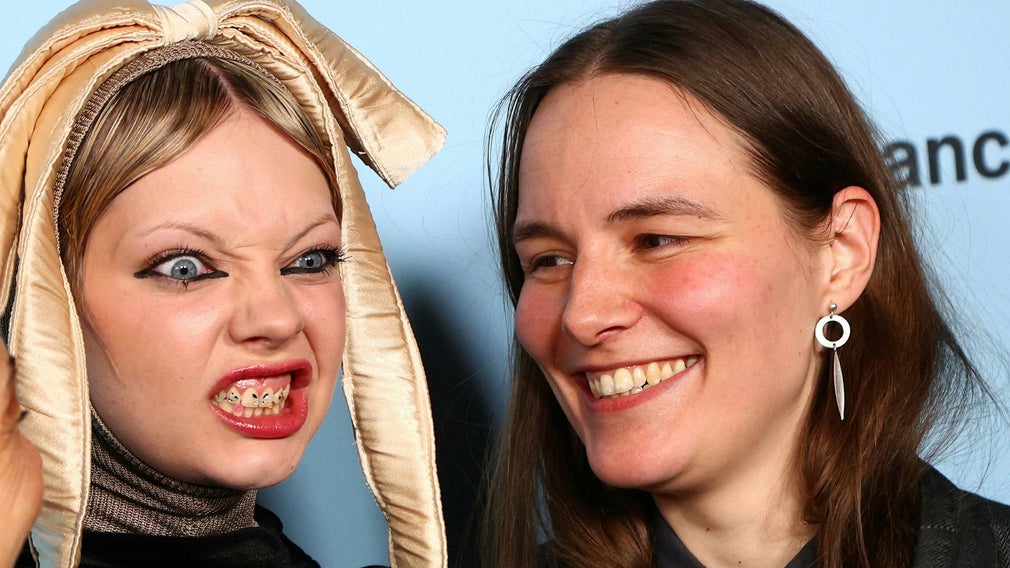 Emilie Blichfeldt Avslöjar: Varför Skär Man Av Tår för Att Passa i Askungens Sko? Chockerande Sanningar! Lea Myren, som spelar titelrollen i “The ugly stepsister” tillsammans med regissören Emilie Blichfeldt.