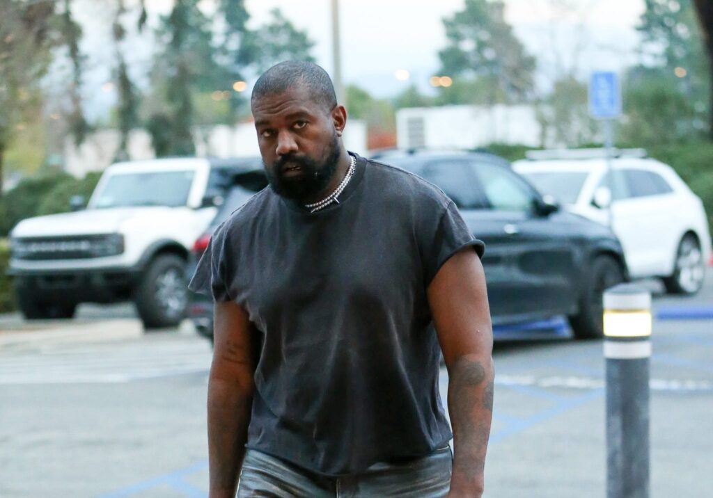 Kanye West lägger upp mer avslöjande bilder på fru Bia...
